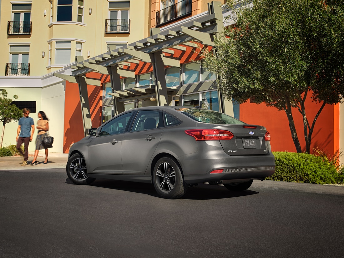 2018-Ford-Focus-SE-Sedan-L01.png gray Ford Focus car parked in front of an apartment building