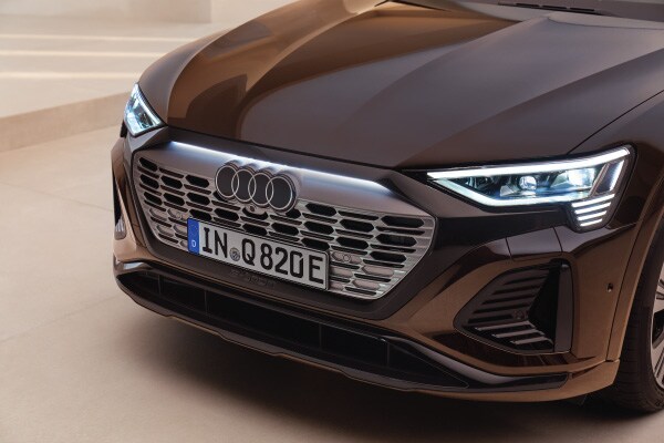Q8-etron-ifront.jpg