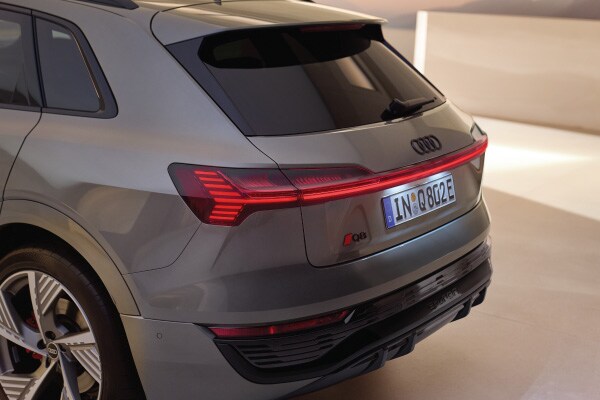 Q8-etron-taillights.jpg