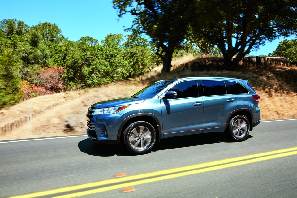 2017-Toyota-Highlander-XLE-L02.png