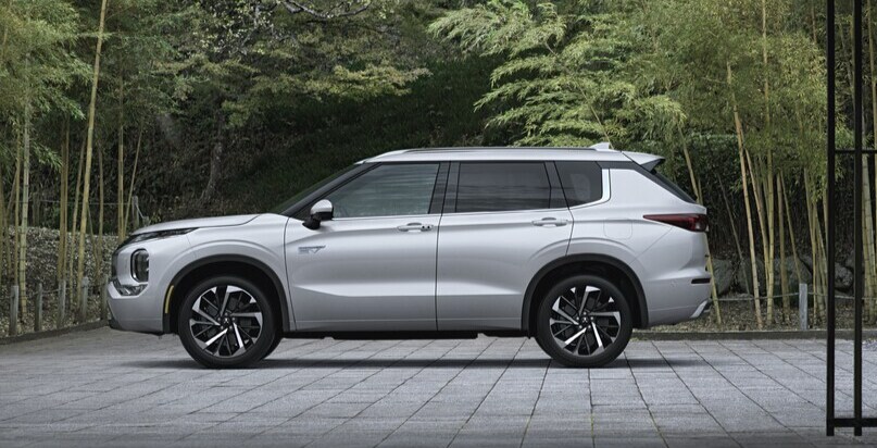 Mitsubishi Outlander PHEV vs Toyota RAV4 Plug-in Hybrid