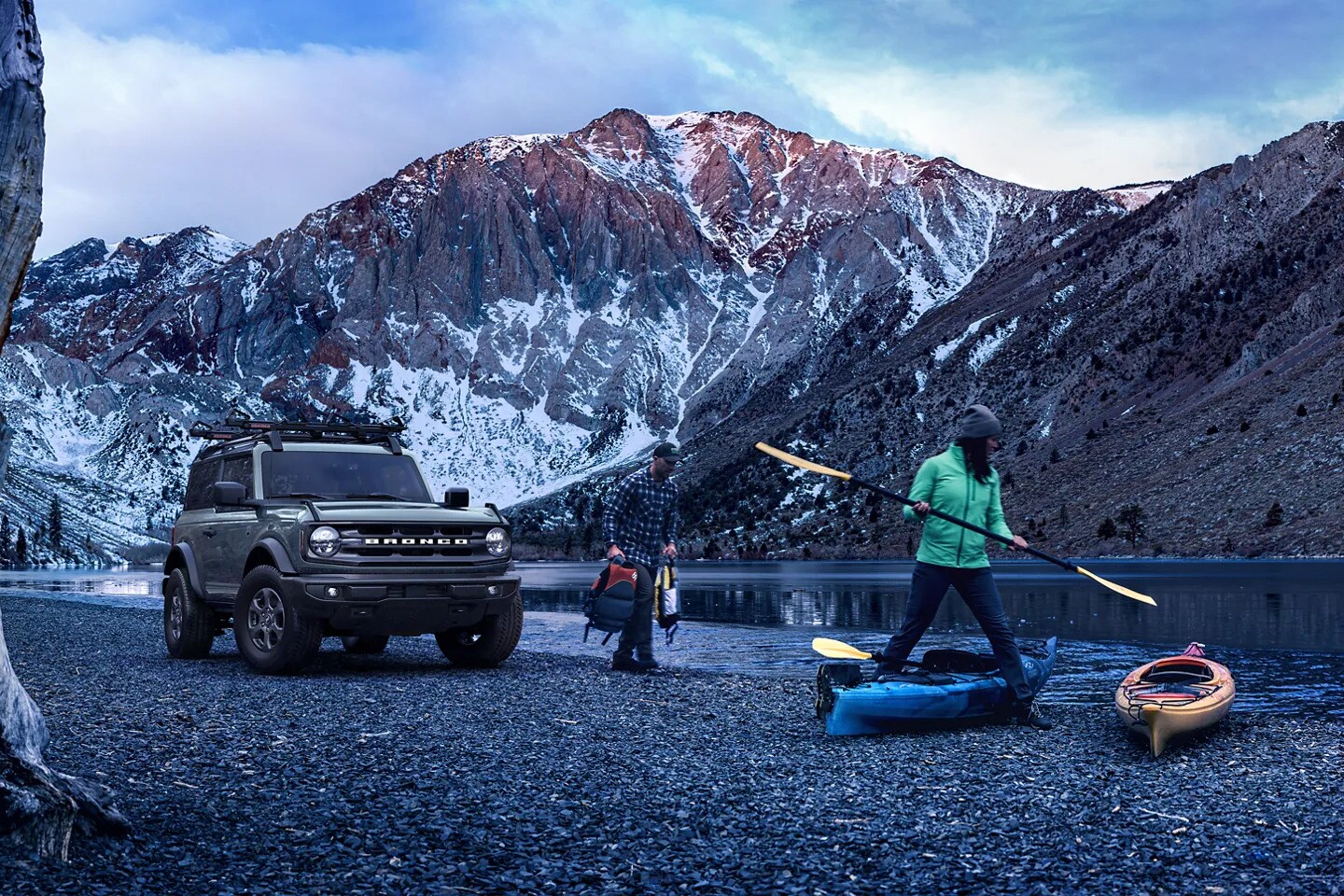 2025 Ford Bronco with Kayakers 2025 Ford Bronco with Kayakers