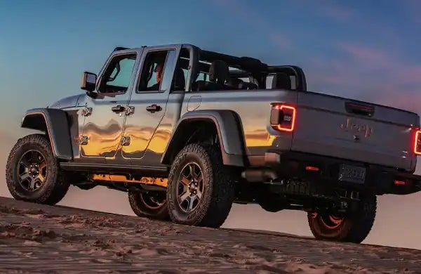 2023-jeep-gladiator-exterior-grey.webp