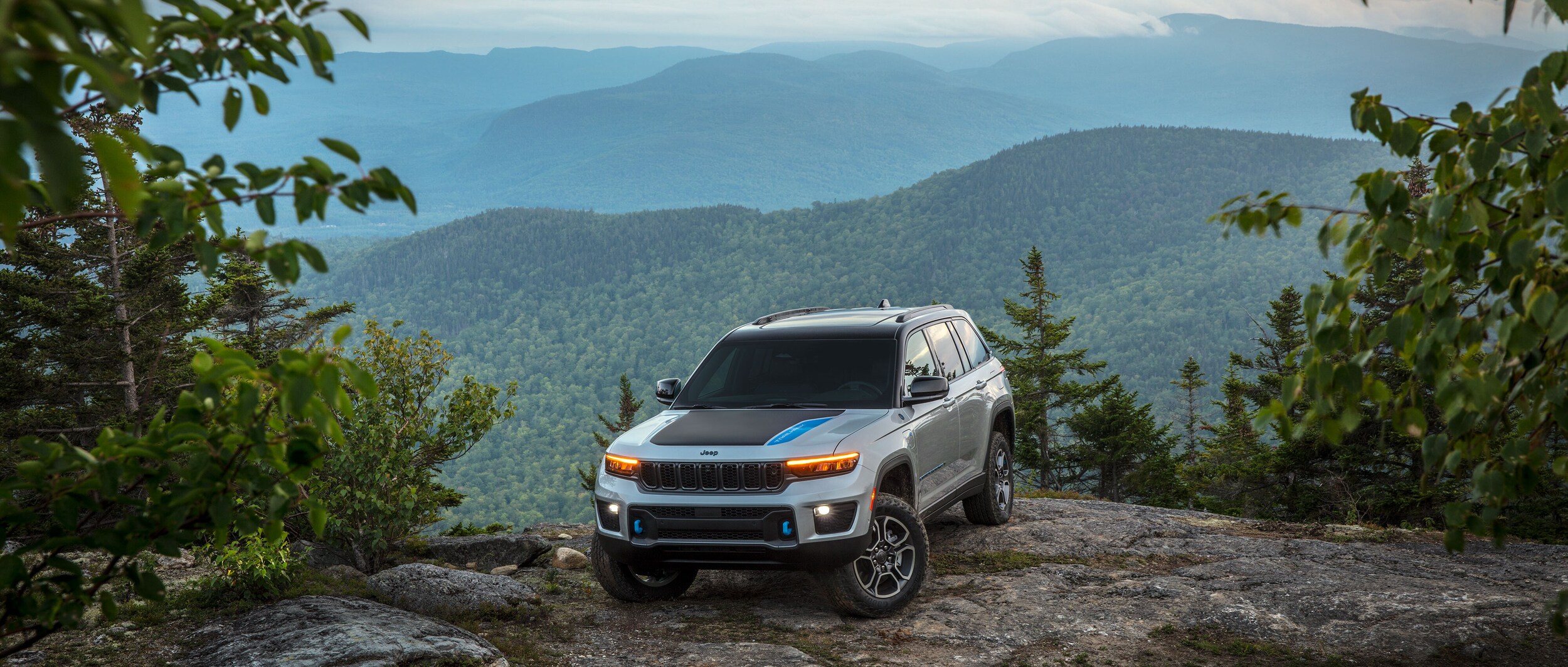 2024-Jeep-GrandCherokee-Trailhawk-4xe-SUV-L03.jpg