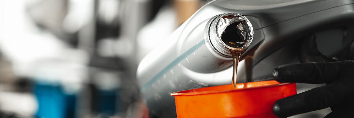 close-up-of-car-service-worker-pouring-new-oil-int-2023-11-27-05-17-40-utc.png