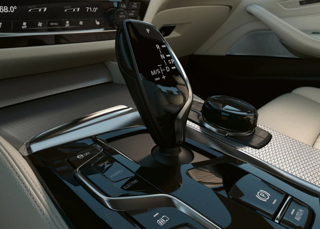 2021-bmw-5-series-shifter.JPG