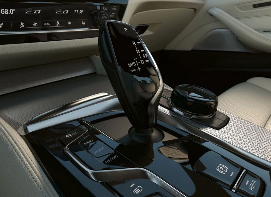 2022-bmw-5-series-shifter-knob.JPG