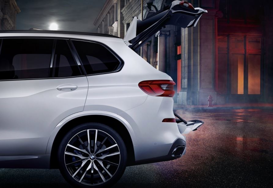 2022-bmw-x5-open-trunk.JPG
