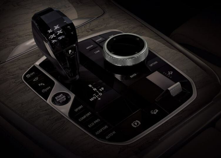 2022-bmw-x7-shifter-knob.JPG