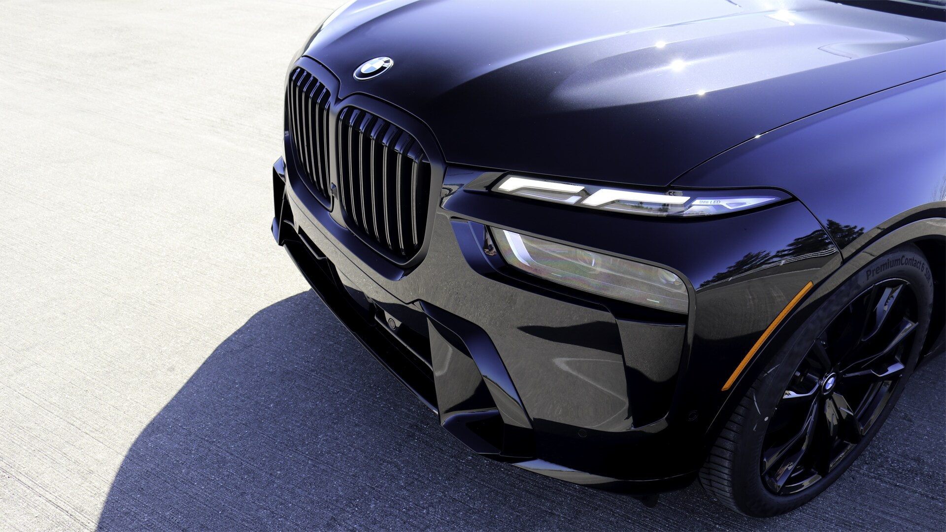 2025 BMW X7 xDrive40i Black Front End.jpg