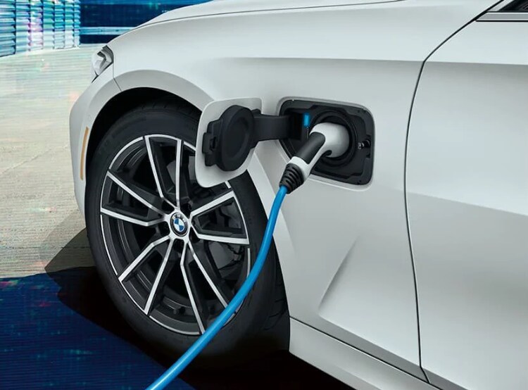 2021-bmw-330e-charging.PNG
