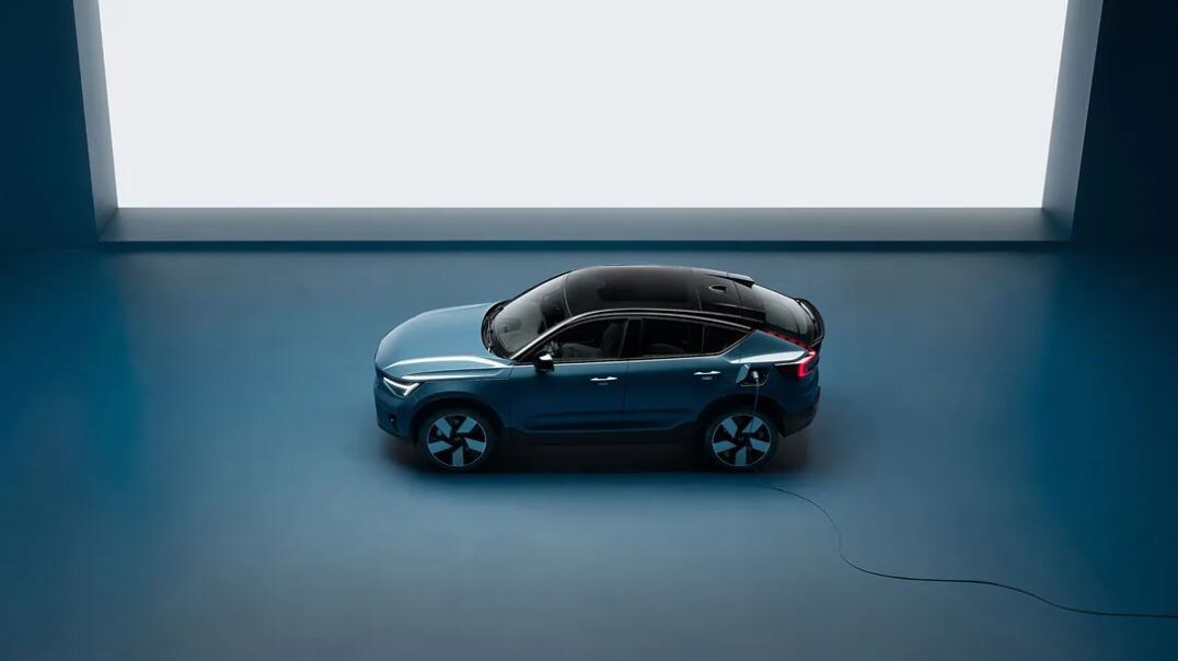 volvo-c40-recharge-with-cord.JPG