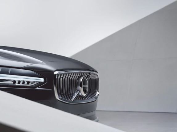 2021-volvo-s90-rechargeshine-on.JPG
