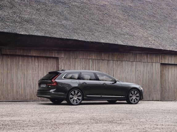 2021-volvo-v90-parked.JPG
