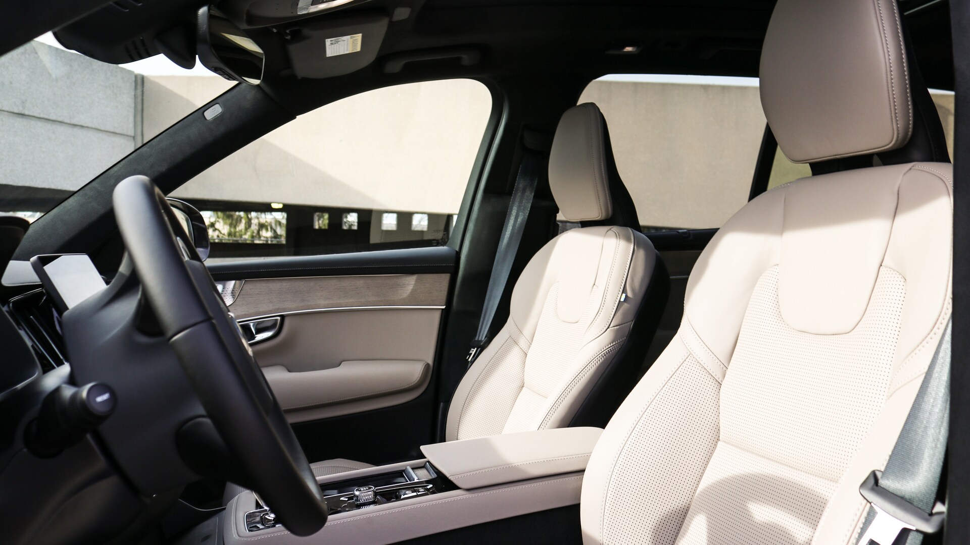 2025.5 Volvo XC90 Plug-In Hybrid highlighting advanced safety features like Pilot Assist, lane keeping aid, and 360-degree camera system