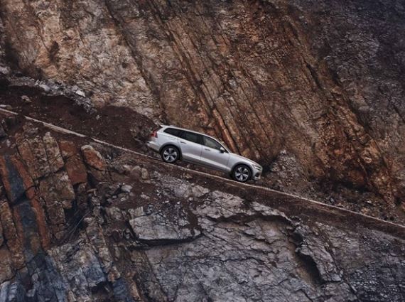 2021-volvo-v60-cc-master-any-road.JPG