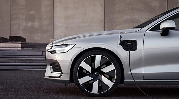 2023 Volvo V60_Recharge_T8_Silver_Dawn_600x331.jpg
