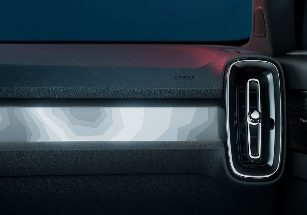 volvo-c40-recharge-backlit-ambiance.JPG