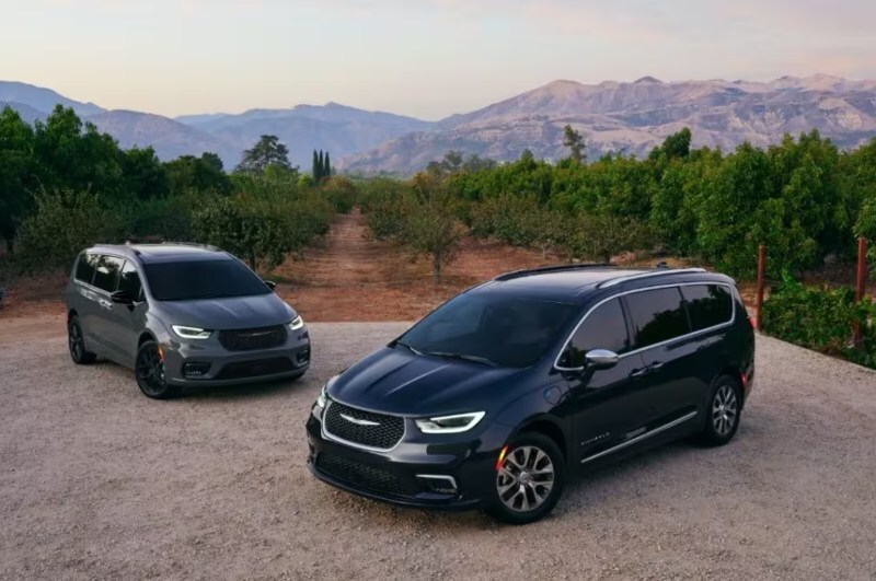 Chrysler-Pacifica.jpg Chrysler Pacifica in Sturgeon Bay, WI
