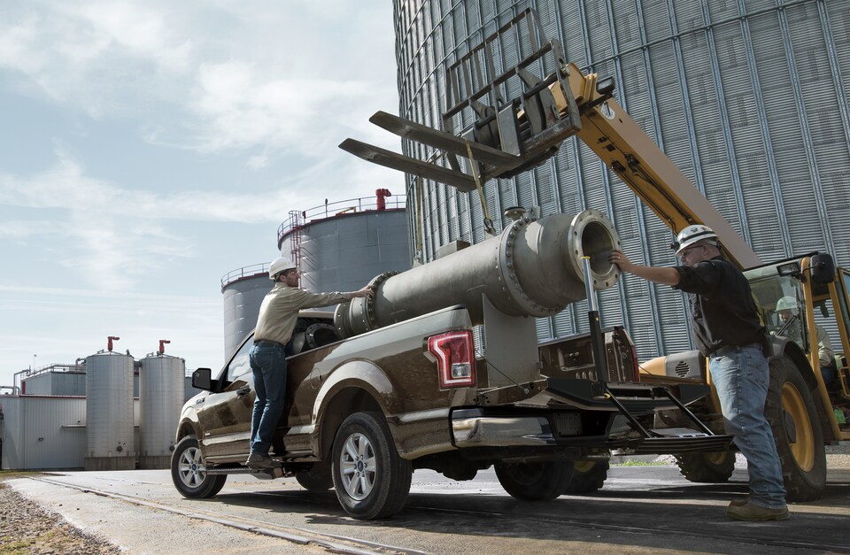 2017-Ford-F150-XL-RegularCab-Truck-L01.png