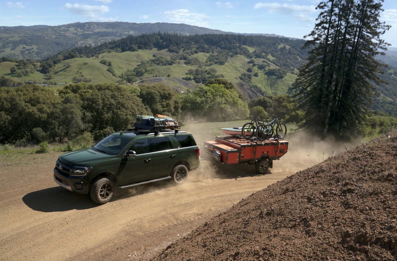 2022-ford-expedition-04.jpg Ford Expedition towing on a rocky road