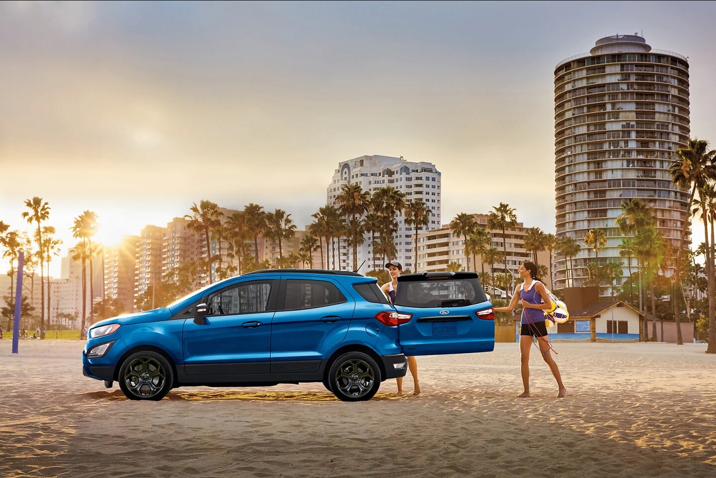2022-Ford-Ecosport-5.PNG people-unloading-a-ford-ecosport-on-the-beach