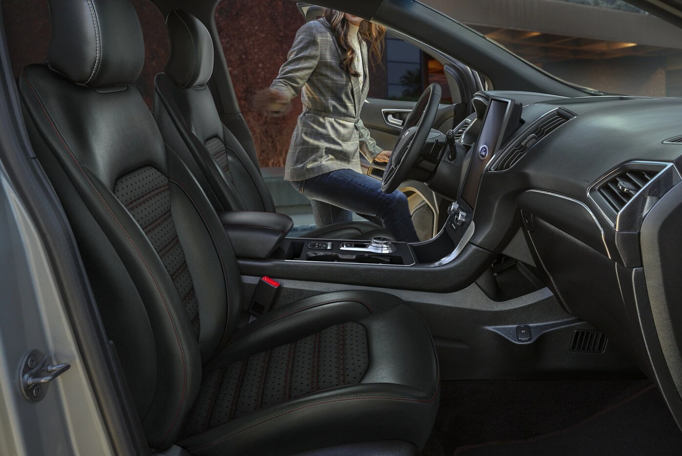 2023-ford-edge-5.PNG A view of the seating and cabin of a 2023 Ford Edge