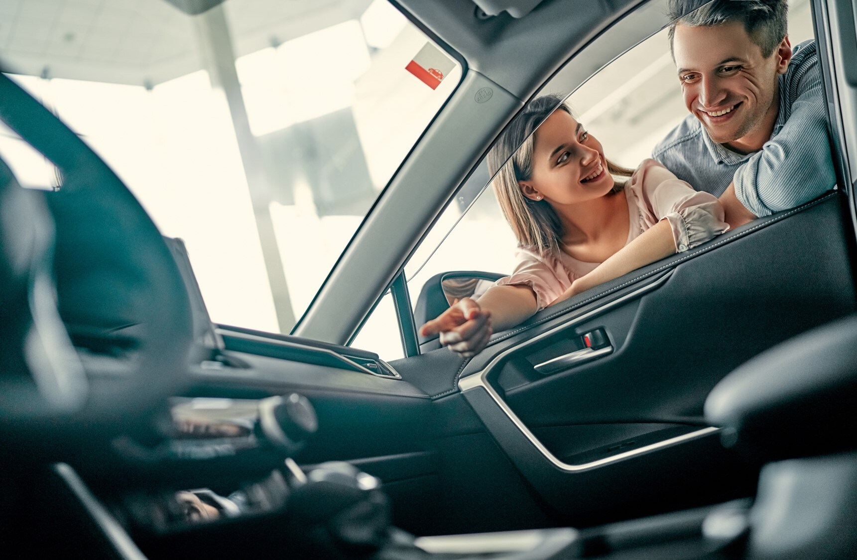 Picture1.jpg A couple peering inside a passenger window of a car