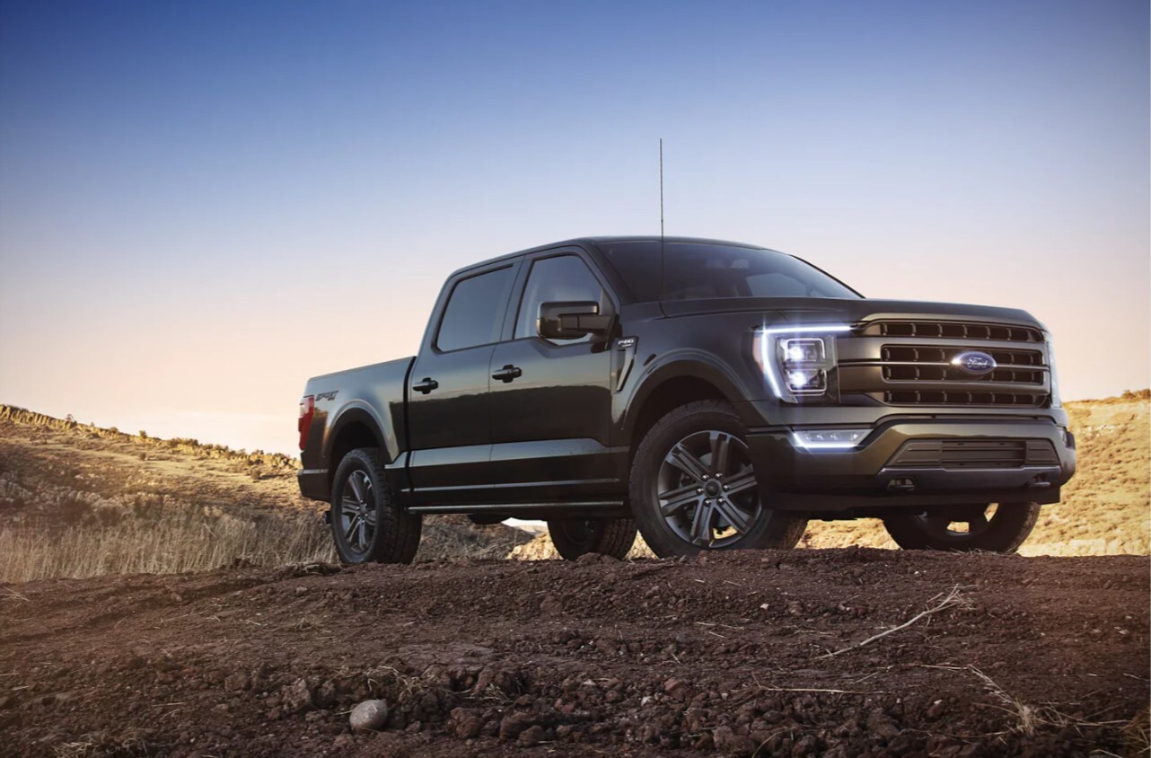 2022-ford-f-150-03.jpg new-2022-ford-f-150-park-at-the-top-of-a-mountain