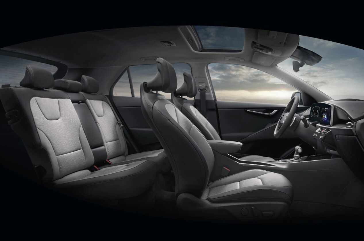 2023 - Kia - Niro - 5.PNG A view of the seating of a 2023 Kia Niro