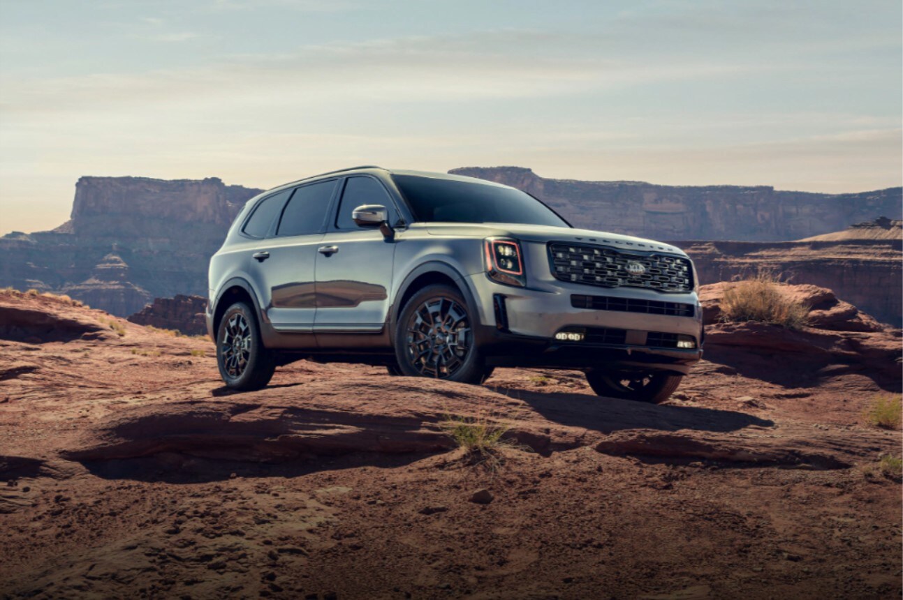 2021-kia-telluride-01.jpg The all new Kia Telluride parked on a desert cliff