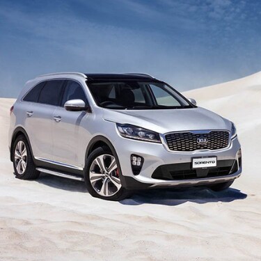 2019kiasorentoincoloradospringsatphillongkia The front passenger side of a silver 2019 Kia Sorento parked on white sandy dunes with a clear blue sky overhead