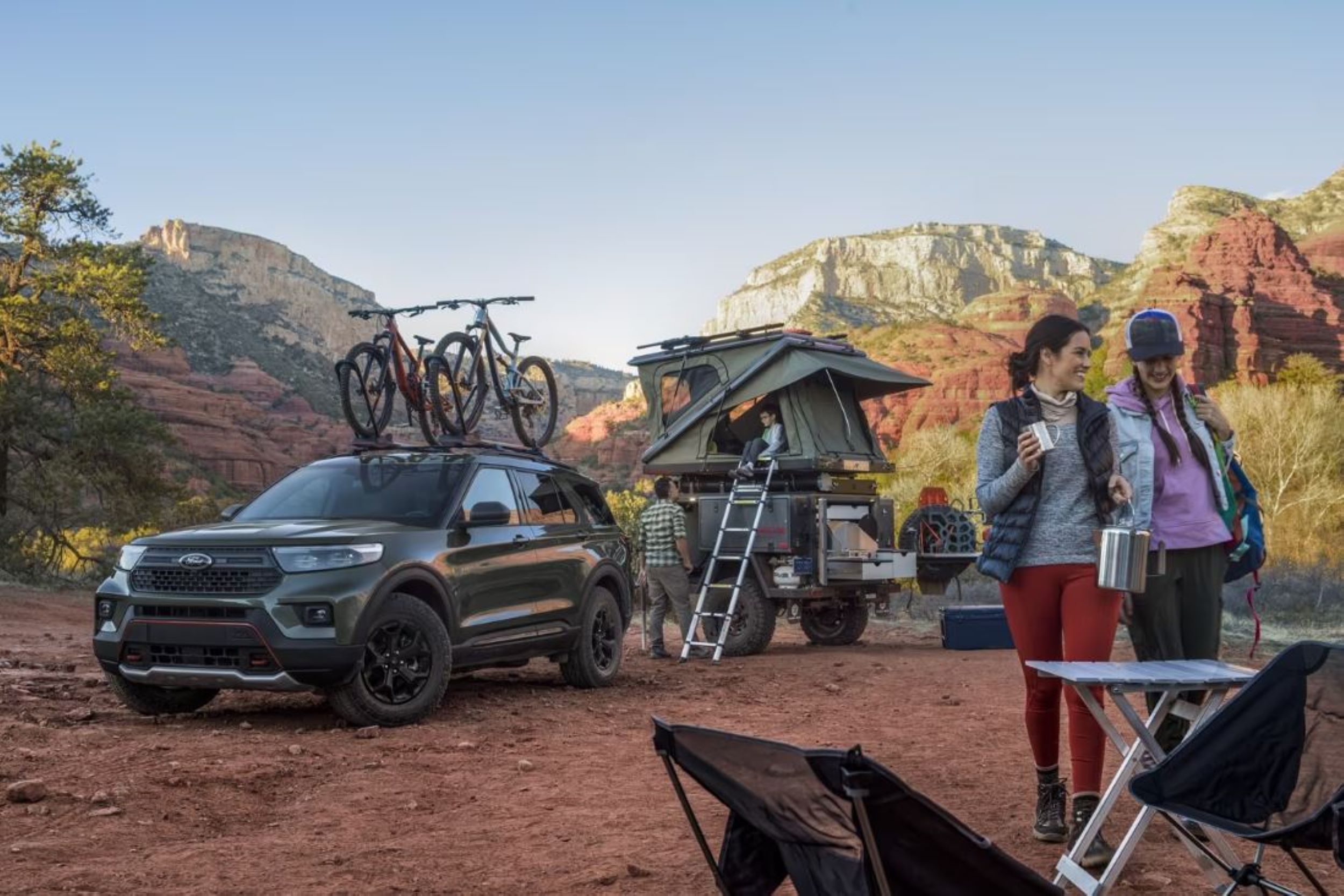 Explorer 2024.JPG A Ford Explorer parked while a couple unloads bikes off a bike rack.
