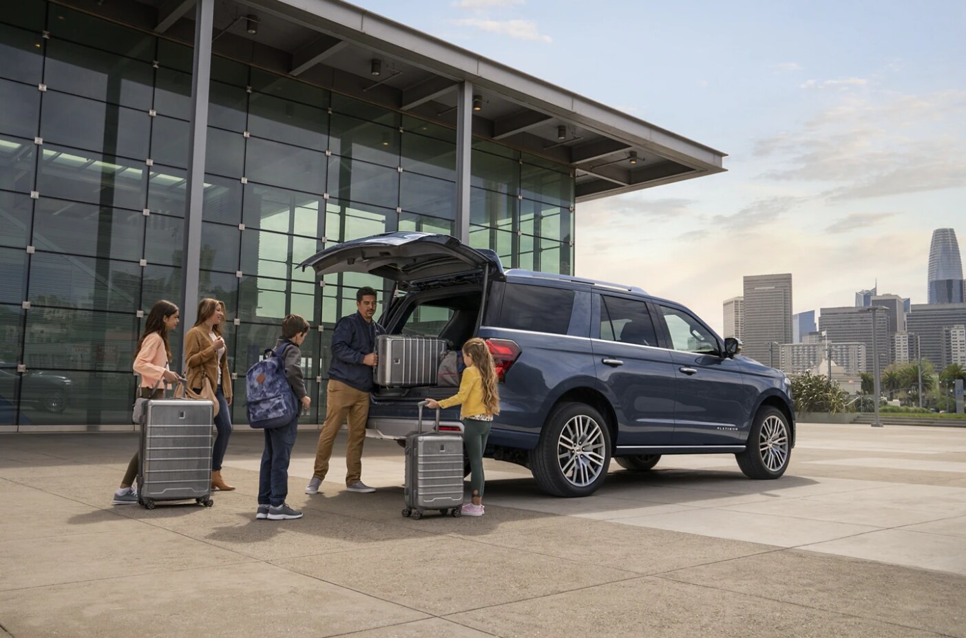 2023-Ford-Expedition-3.PNG A Ford Expedition with a family getting into it.