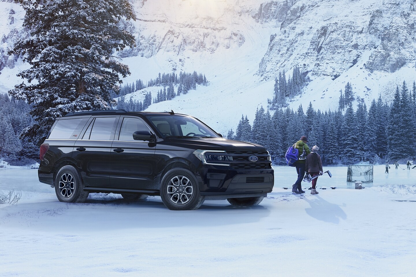 22_FRD_EPD_125_STX.jfif A Ford Expedition parked in the snow with people playing hockey in the background.