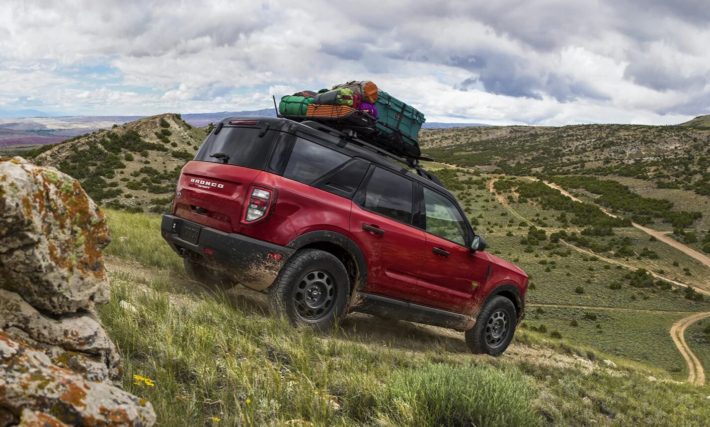 2021-ford-bronco-sport-10.jpg Ford Bronco Sport driving down a steep mountain hill