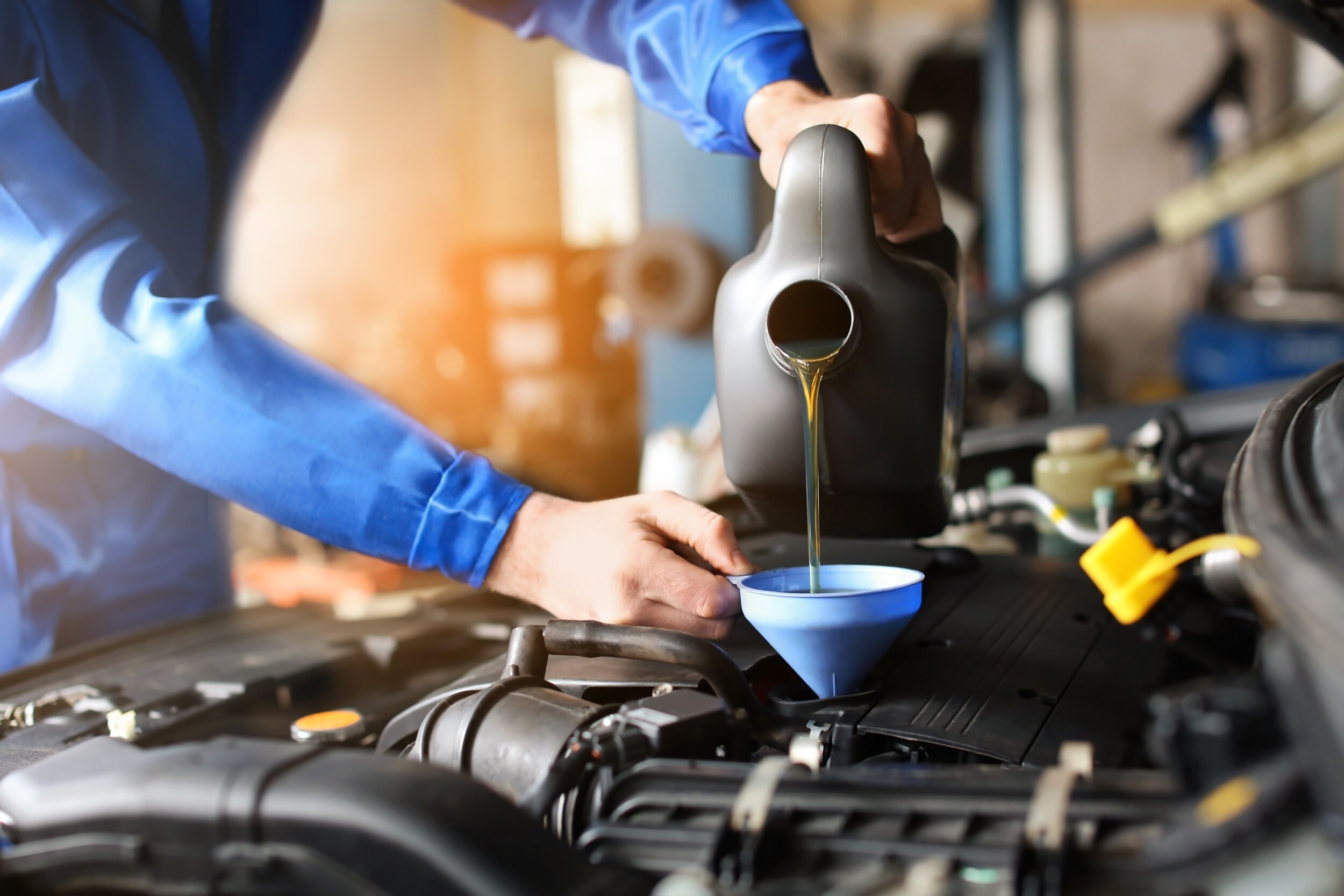 AdobeStock_251971442.jpeg A technician replaces the oil in a certified pre-owned Lincoln