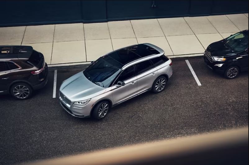 Lincoln Safety Features 1.JPG A silver Lincoln Aviator parallel parking