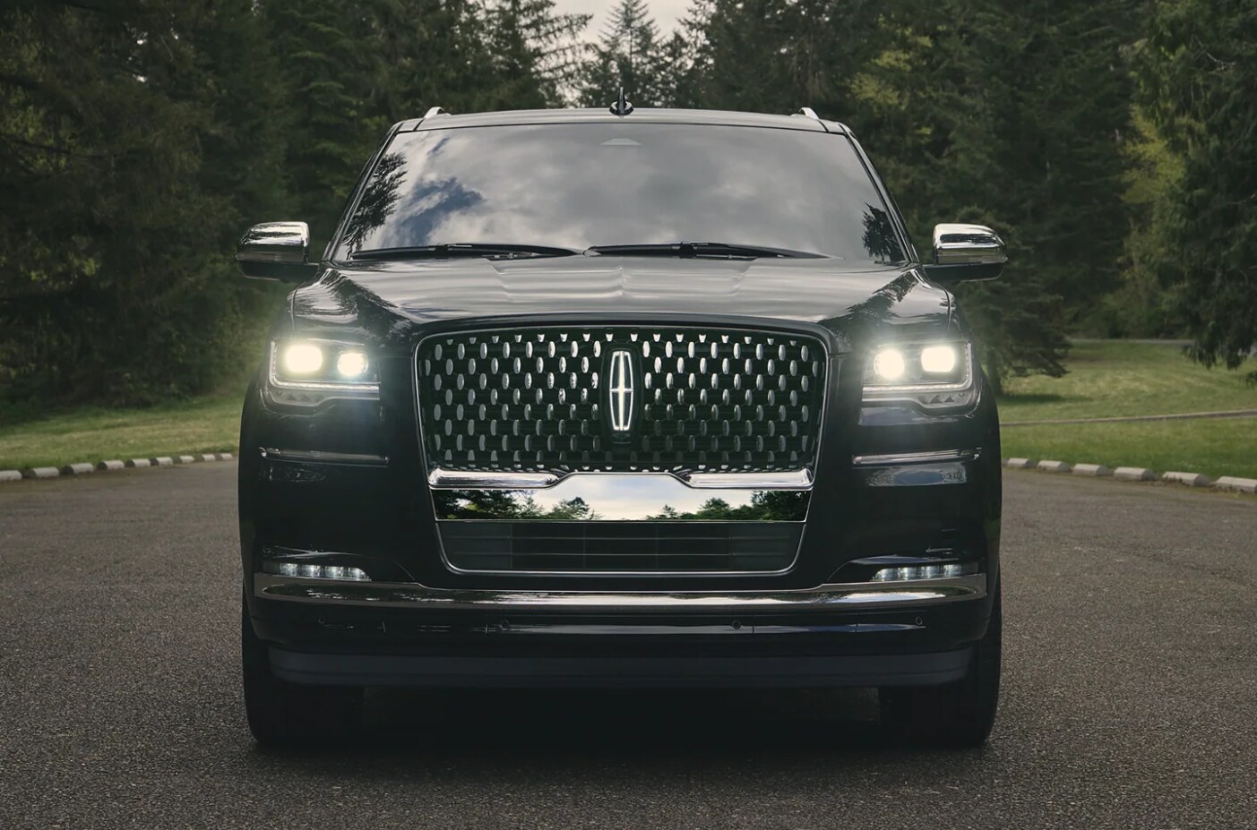 2023 - Lincoln - Navigator -1.PNG A view of the front and grille of a black 2023 Lincoln Navigator