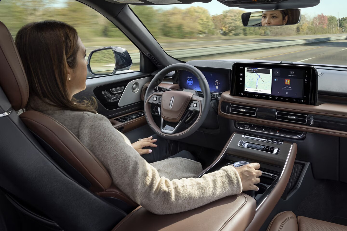 25_LCN_AVI_62271.jpg A woman siting at the wheel of a new Lincoln Aviator.