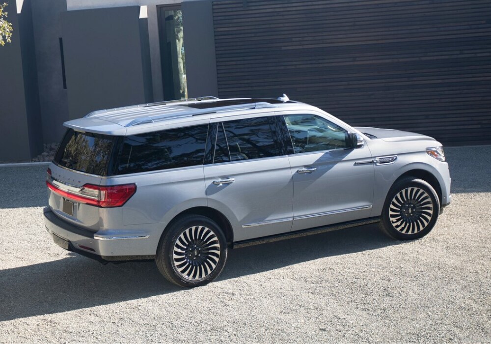 2019 Lincoln Navigator exterior side design view