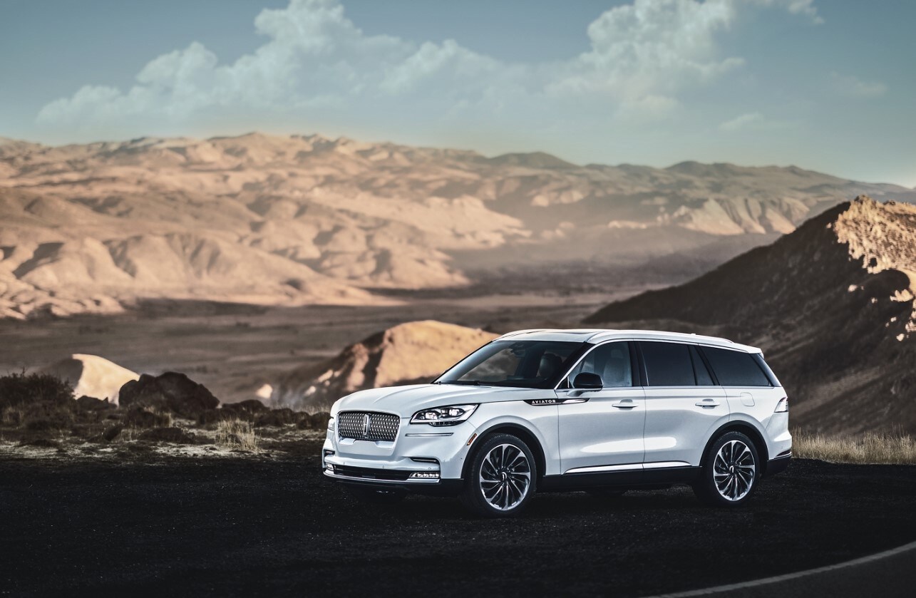 2021-lincoln-aviator.jpg a new white Lincoln Aviator Black Label parked in the red desert