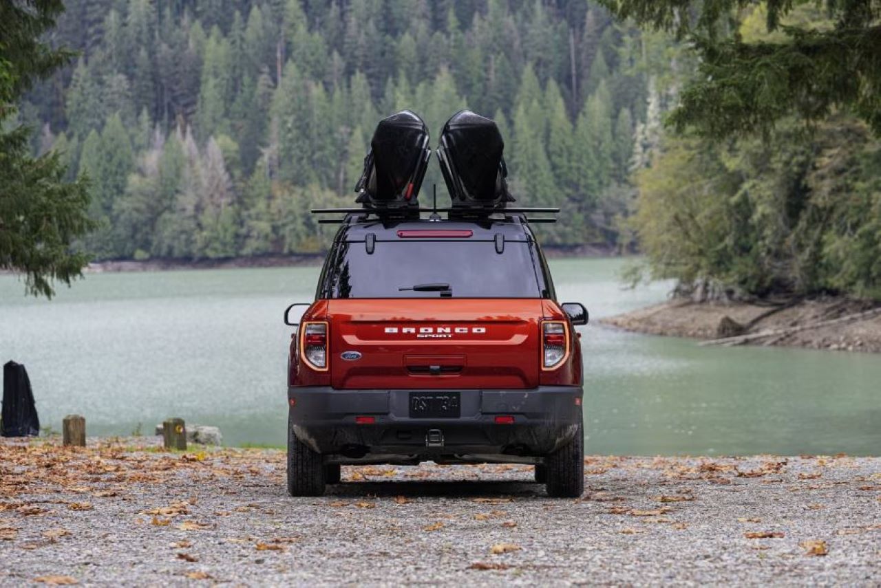 Ford-Bronco_Sport-2021-24.JPG A Ford Bronco parked with two kayaks on top of it.