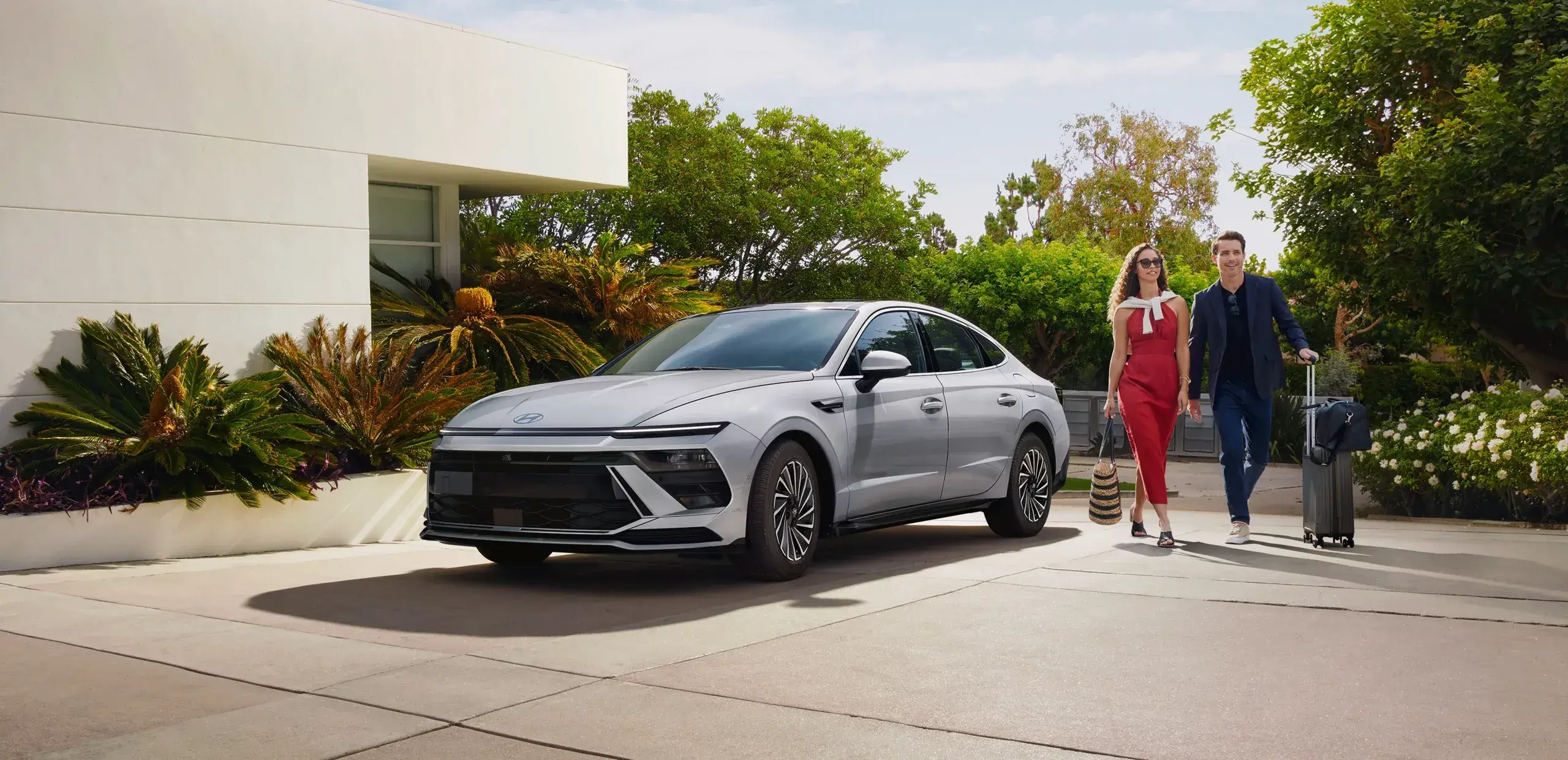 Hyundai Sonata Hybrid midsize sedan shown from the front three-quarter angle with the Seamless Horizon LED light bar