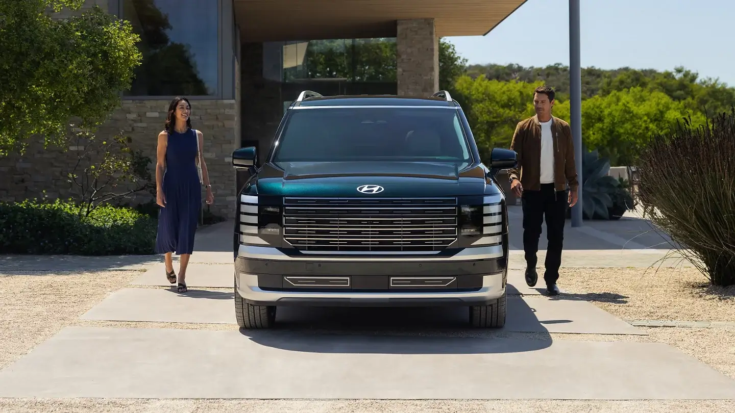 Close view of the Hyundai Palisade Calligraphy exclusive front grille and vertical LED lighting
