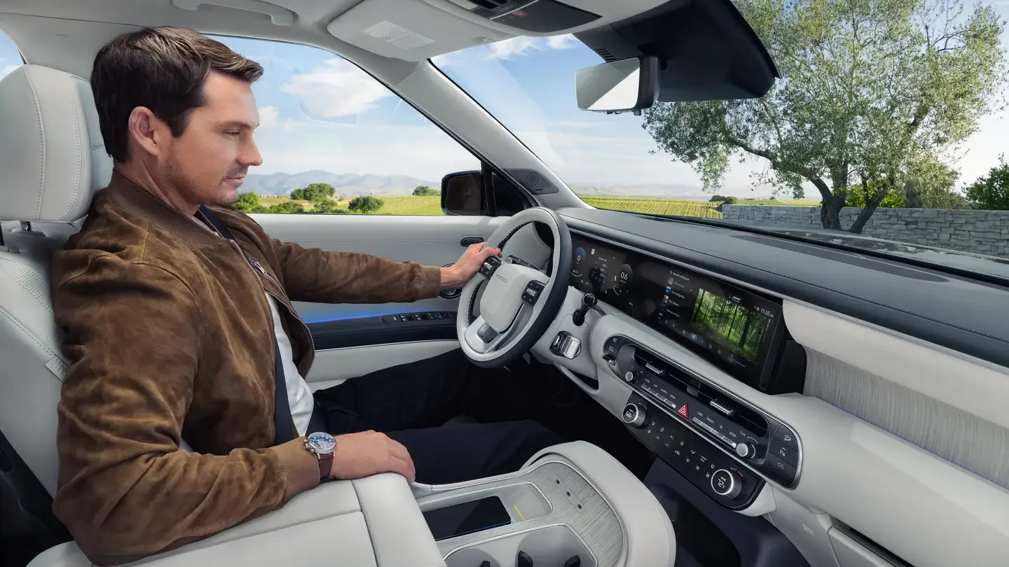 Driver seat and dashboard of a Hyundai Palisade Hybrid photographed from the passenger side