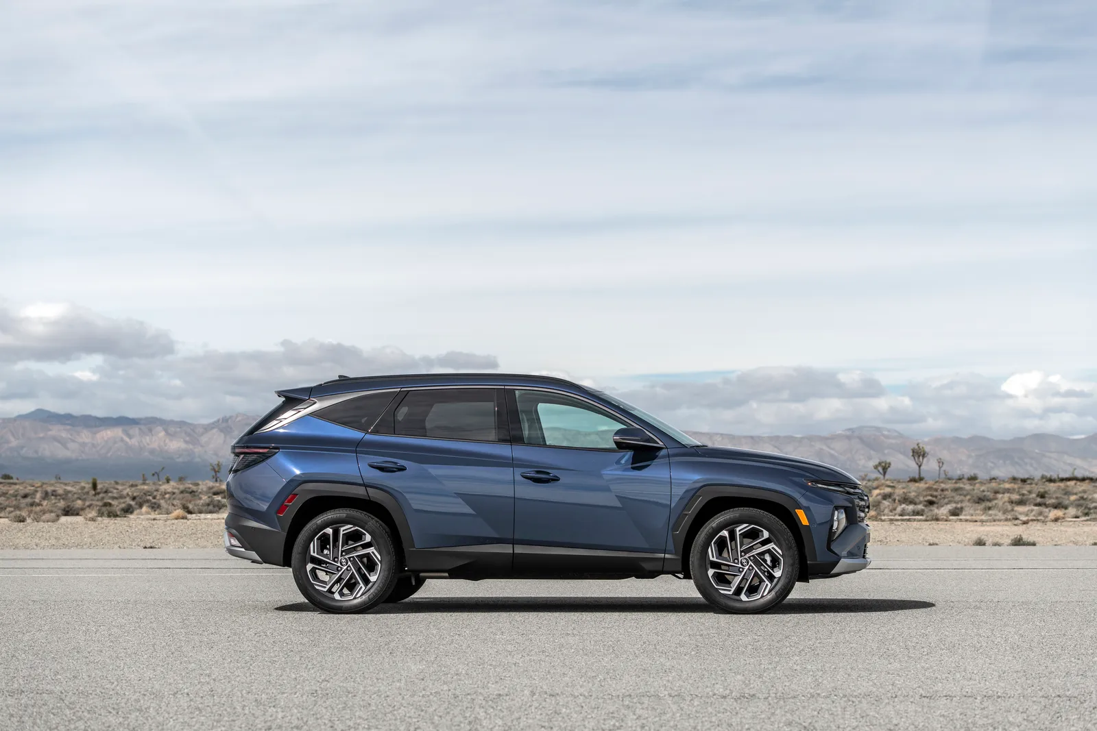 Driver-side view of a Hyundai Tucson