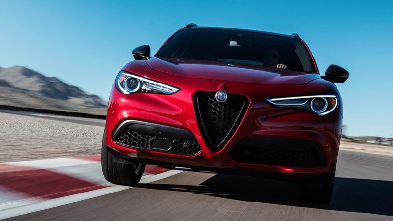 2018-Alfa-Romeo-Stelvio-01.jpg