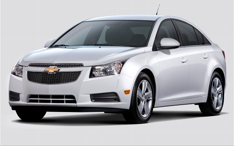 2014_Chevrolet_Cruze_Diesel_front_side_view.jpg