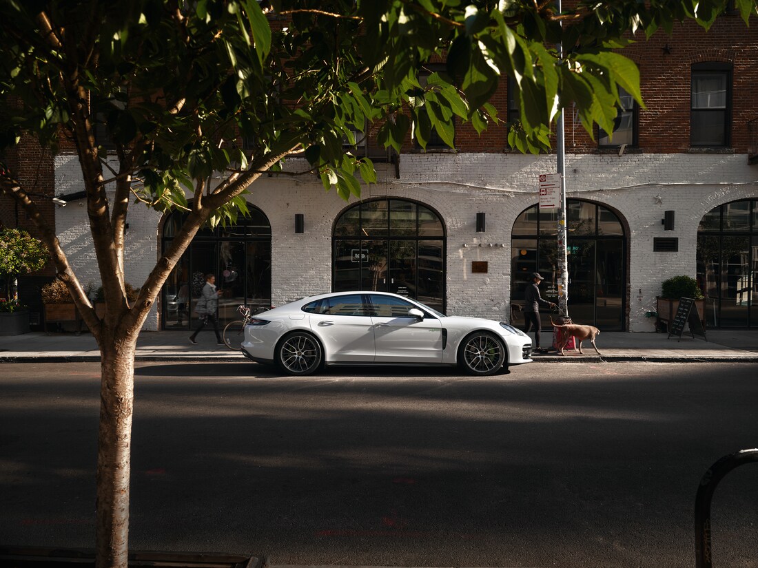2022-Porsche-Panamera-4EHybrid-Base-Hatchback-L03.png